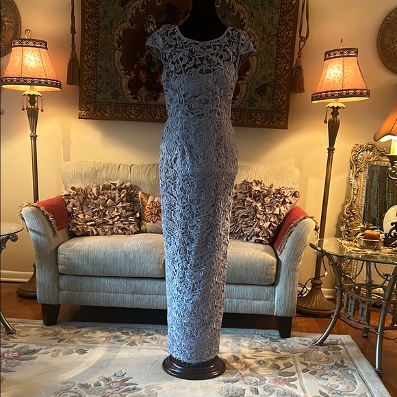 Elegant Lace Evening Gown - Picture 1 of 8